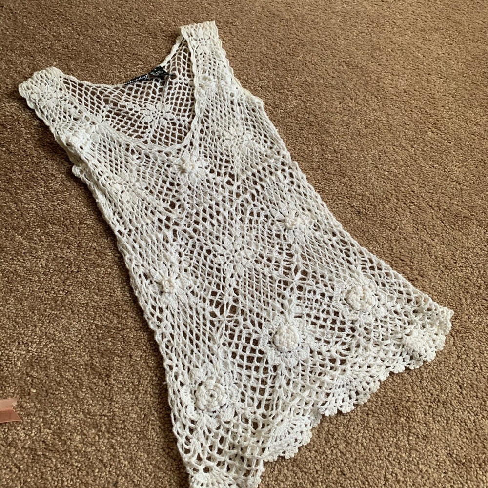 Crochet knot sleeveless top size: Medium
